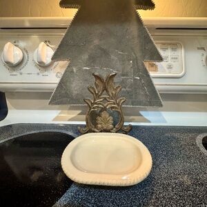 GG Collection Cream Soap Dish with Gold Accents